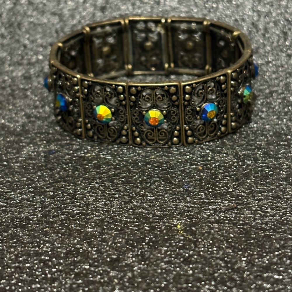 Elegant Antique Bracelet with unique Accents